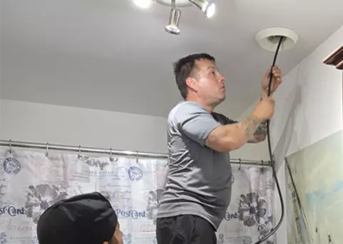 Nettoyage de conduit de ventilation au plafond dans une résidence