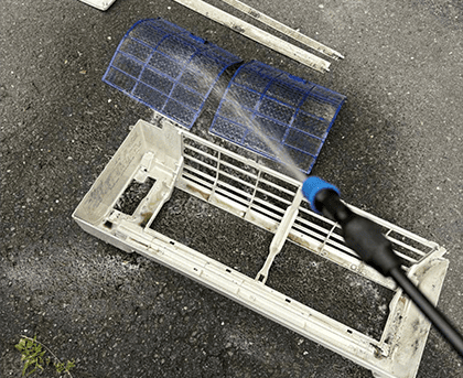 Nettoyage des filtres d’un climatiseur mural lors d’un entretien complet