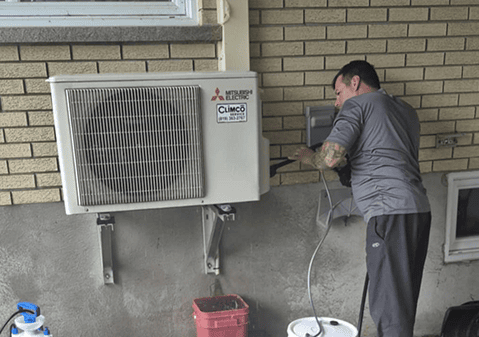 Nettoyage d’une thermopompe extérieure pour améliorer son rendement